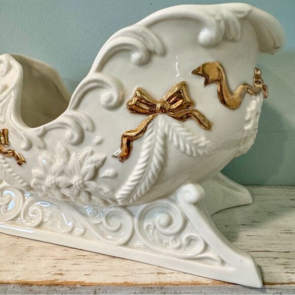Vintage Ceramic Winter Christmas Sleigh | Elegant Gold Detail - Picture 4 of 8